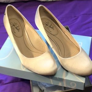 Life Stride high heel shoes 8 1/2 silk cream